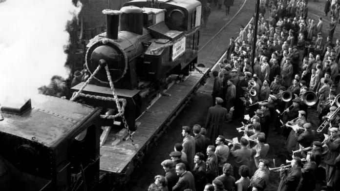 I když snímek vypadá vesele, je spíše smutný. Úzkorozchodná průmyslová lokomotiva řady BS 200 byla poslední parní lokomotivou, kterou vyrobila ČKD (původně První českomoravská továrna na stroje) v Praze-Libni