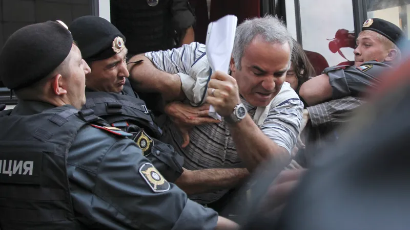 Garryho kasparova zatkli při demonstraci na podporu Pussy Riot