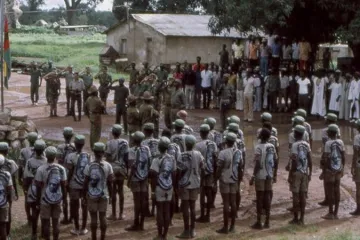 Portugalci slaví výročí Karafiátové revoluce