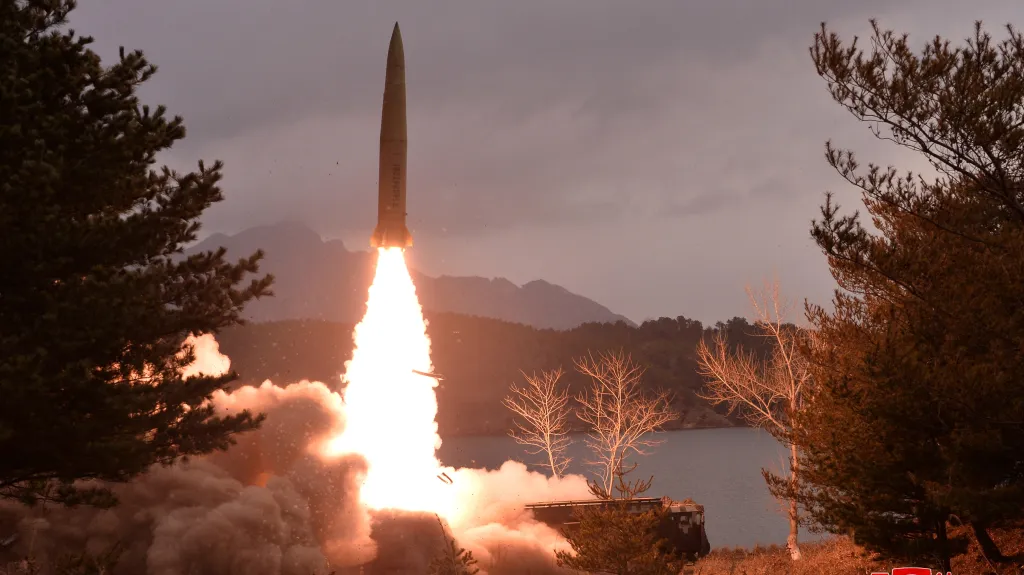 Údajný pohled na raketu vypálenou severokorejskou armádou