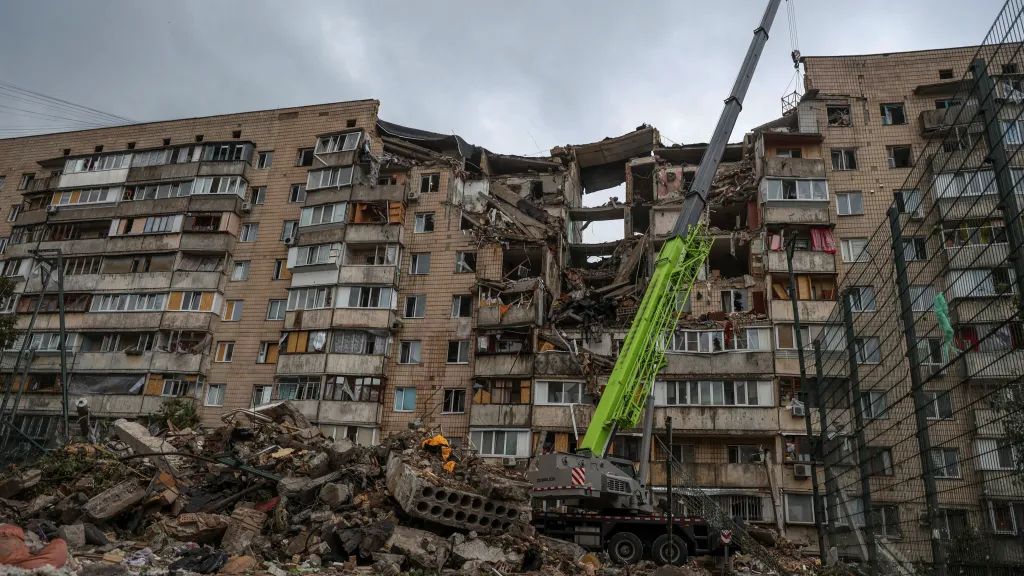 Trosky domu v Kyjevě zničeného ruským útokem