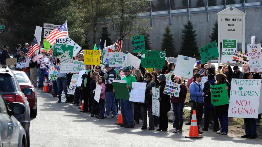 Manifestace obyvatel Newtownu u sídla jedné ze střeleckých organizací