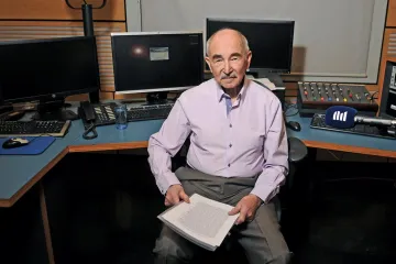Politický střed mezi dvěma ohni