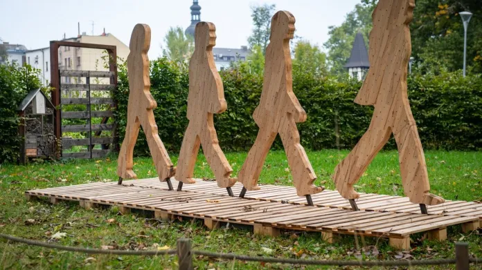 Hmyzí hotel na motivy kráčejících siluet členů Beatles