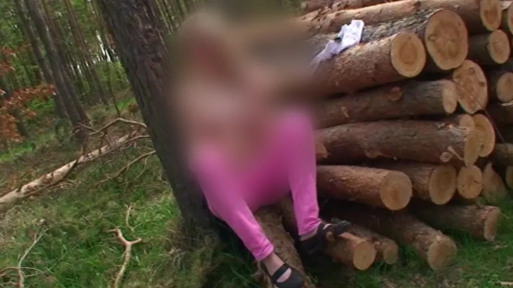 Nezletilá dívka z Břeclavi natočila pornofilm v místním lese