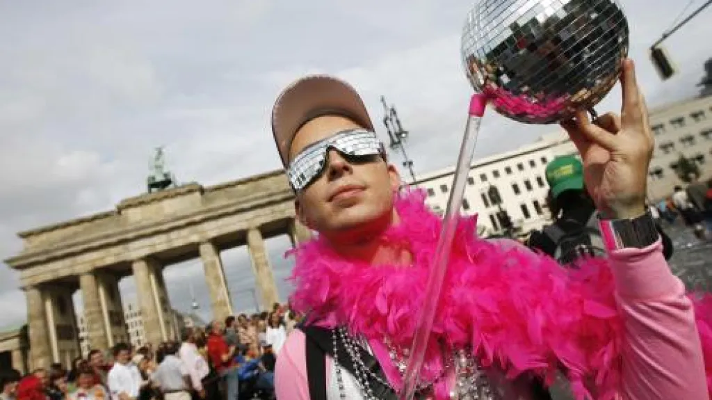 Účastník tradičního pochodu homosexuálů