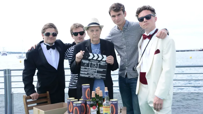 Jan Němec s herci a tvůrci při natáčení v Cannes