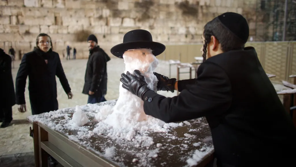 Obyvatelé Jeruzaléma si užívají sněhu