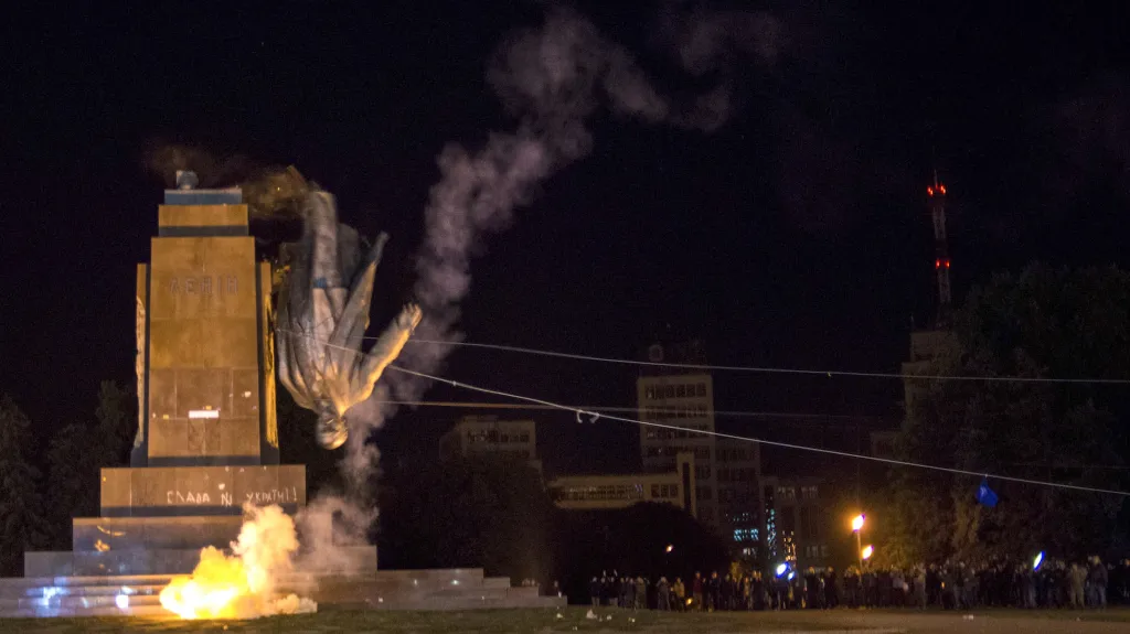 Padající socha Vladimira Iljiče Lenina