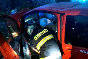 Tři lidé včetně dítěte zemřeli při nehodě na Olomoucku. Další dvě děti jsou zraněné