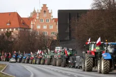 Polští zemědělci přitvrzují. Blokují dálnice a vysypali ukrajinské obilí z vlaku, Kyjev to odsoudil