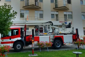 Při požáru v domově důchodců ve Mšeně zemřela seniorka, ošetřovatelka skončila v nemocnici