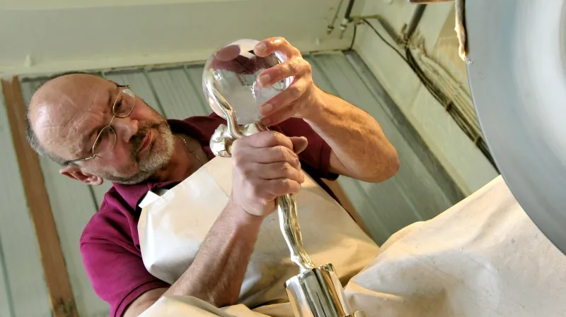 Výroba křišťálových globů pro karlovarský filmový festival