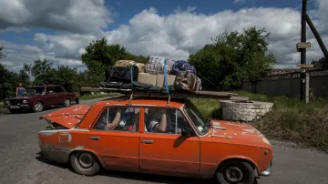 Rodina se svými osobními věcmi opouští město Slavjansk