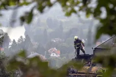 Při nočním požáru střechy v Petrovicích u Karviné zemřel zkušený hasič