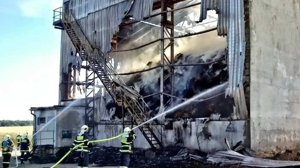 Požár likvidovali hasiči celý víkend