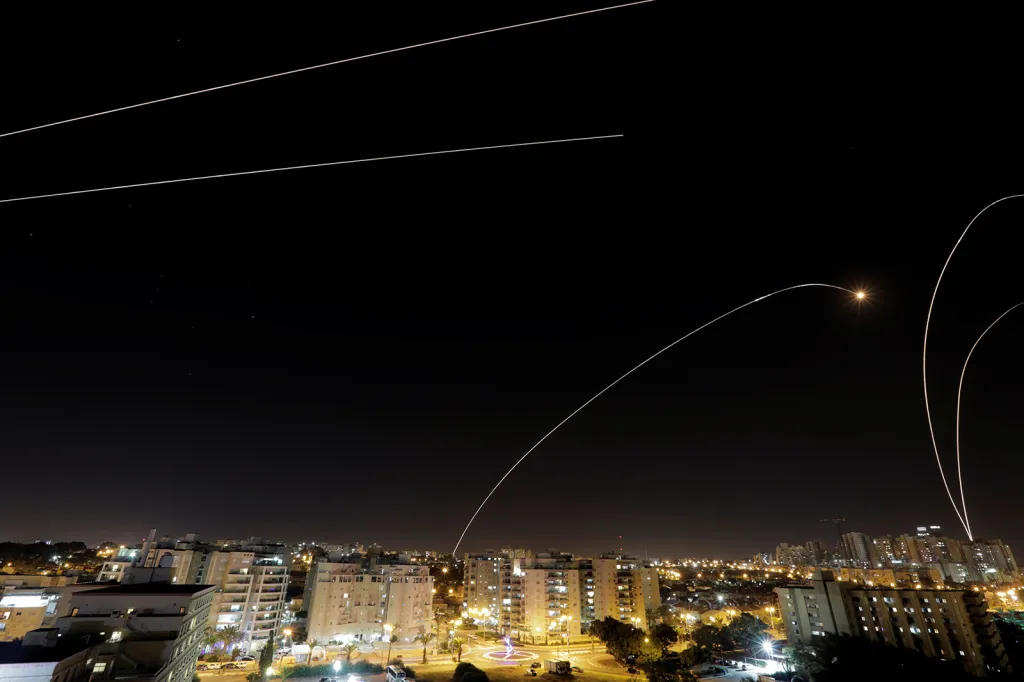 Noční pohled na izraelské město Ashkelon a jeho nepřetržité ostřelování raketami z nedalekého pásma Gazy