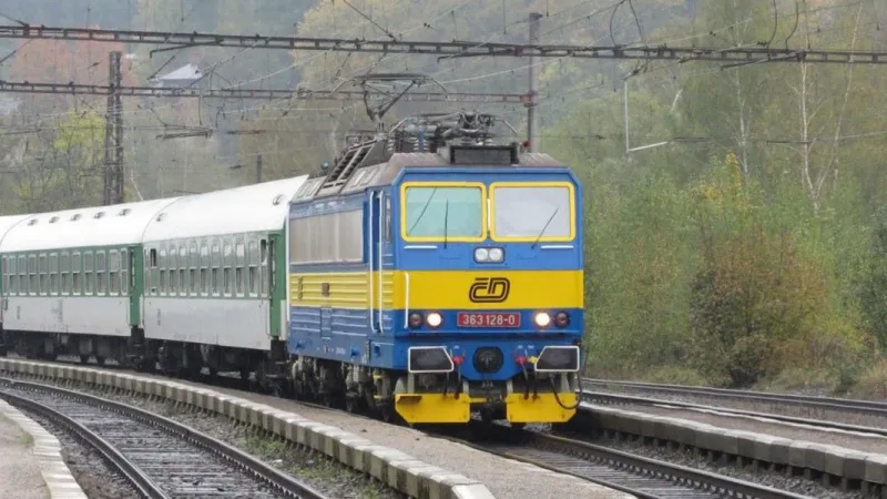 Rychlík s dvousystémovou lokomotivou, která jezdí na trasách Praha–Brno, Praha–Plzeň, Praha–České Budějovice, Brno–Bohumín, Ústí nad Labem–Cheb.