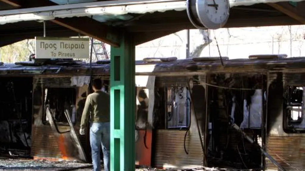 Požárem zničené řecké metro