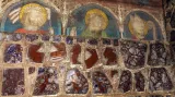 Severní stěna kaple byla původně pokryta nástěnnými malbami světců. Po inkrustaci stěn polodrahokamy z nich zbyly pouze hlavy.