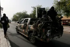 Den před volbami zabili neznámí útočníci v Nigérii 66 lidí, včetně 22 dětí 