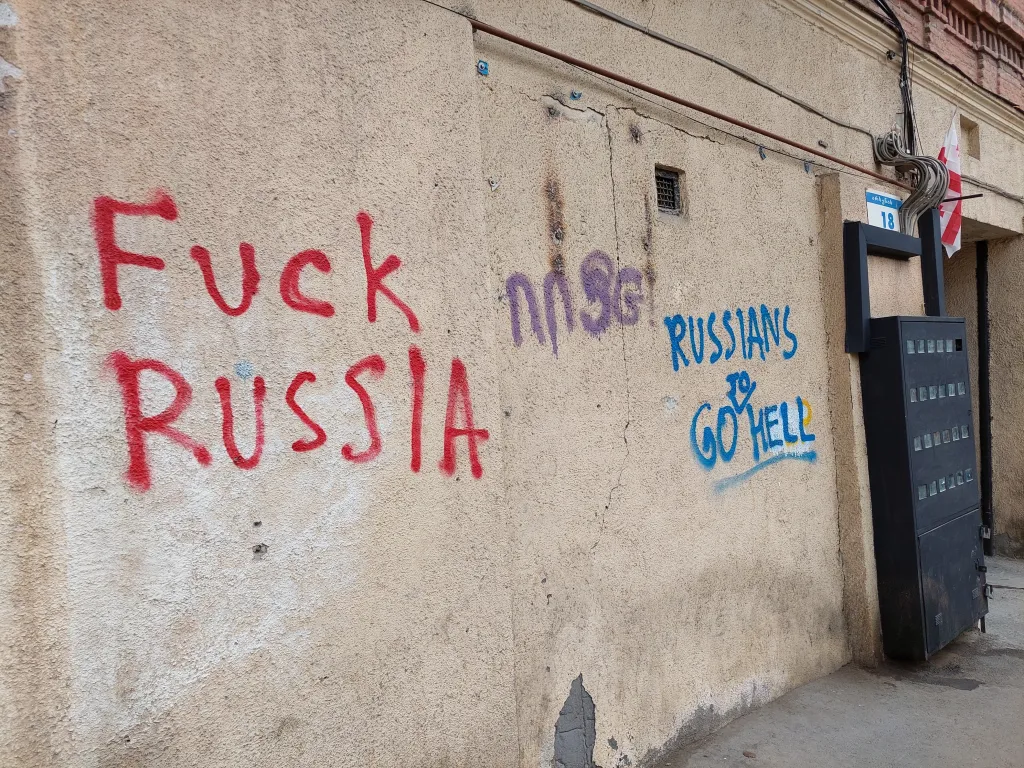 Červeně „Je**t Rusko“, modře „Rusové, táhněte do pekla“