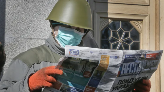 Podporovatelé ukrajinské vlády čtou noviny