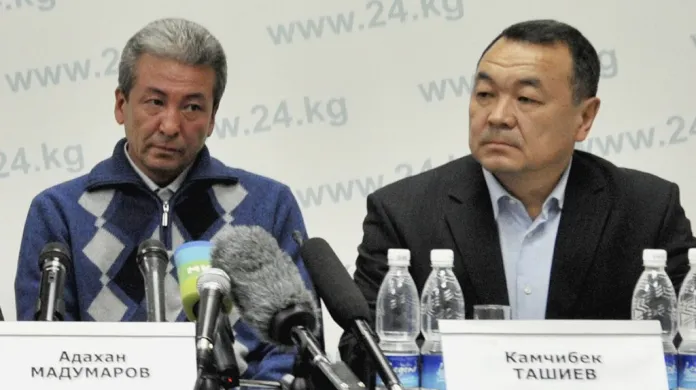 Adachan Madumarov (vlevo) a Kamčybek Tašijev na tiskové konferenci