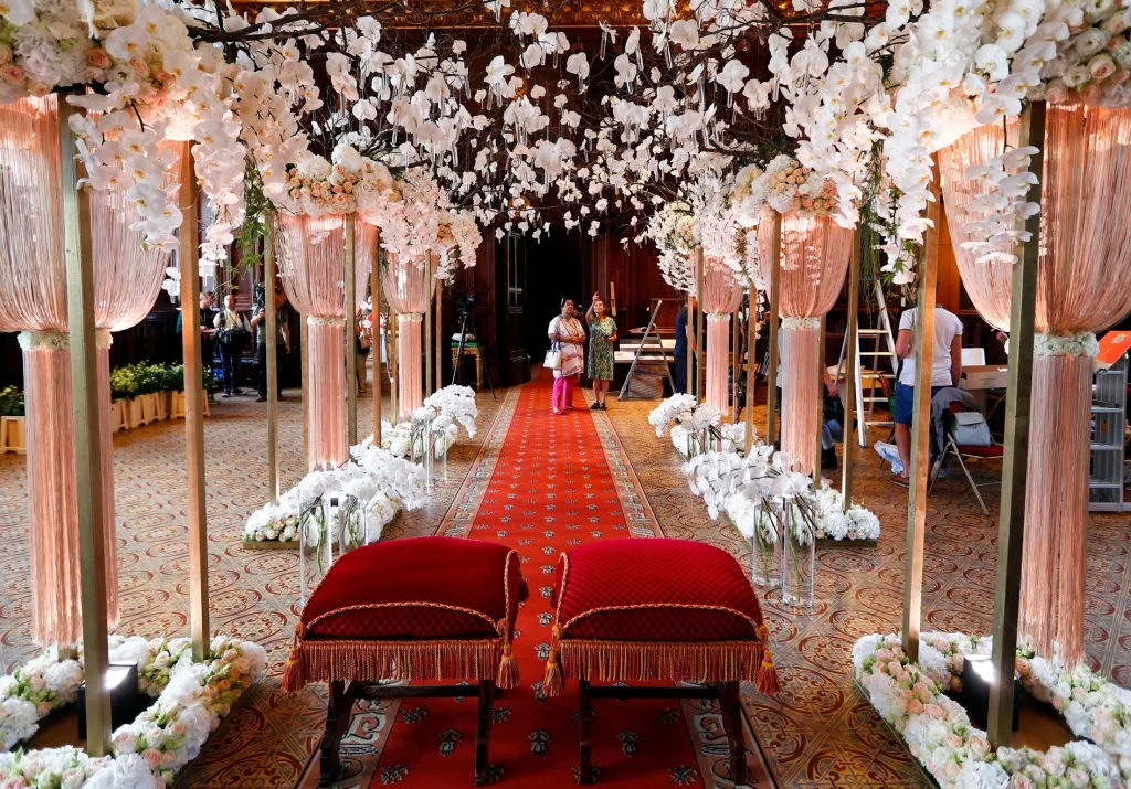 V bruselské gotické radnici mohli návštěvníci nahlédnout do svatebního sálu vyzdobeného během Flowertime event, což je přehlídka práce s květinami