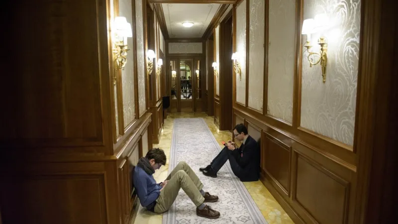 Reportéři na chodbách hotelu v pokročilých nočních hodinách