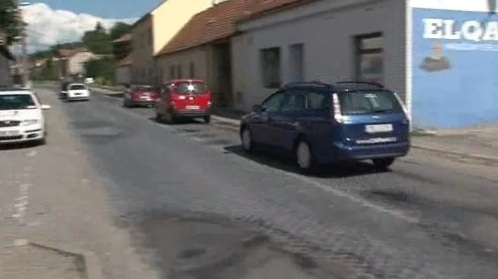 Silnice mezi Hradčany a Čebínem