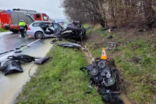 Při čelní srážce dvou osobních aut na Svitavsku zemřeli tři lidé