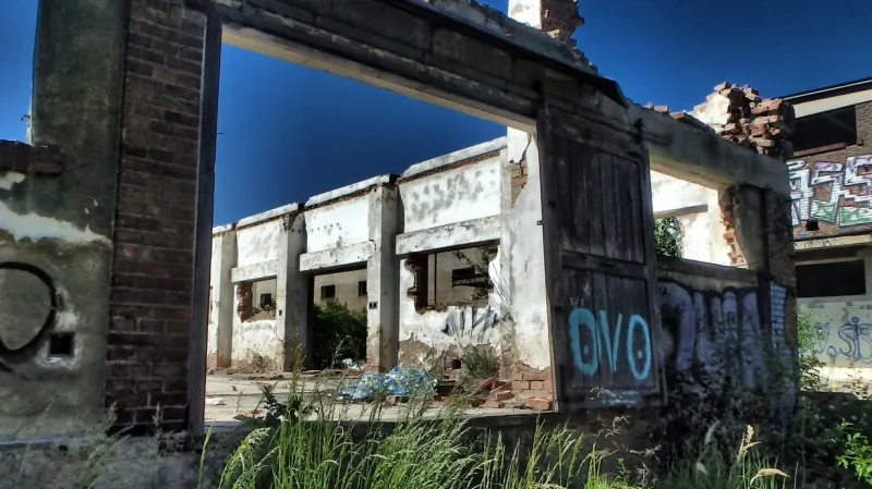 Vyvolávací cena za chátrající areál je 300 milionů korun