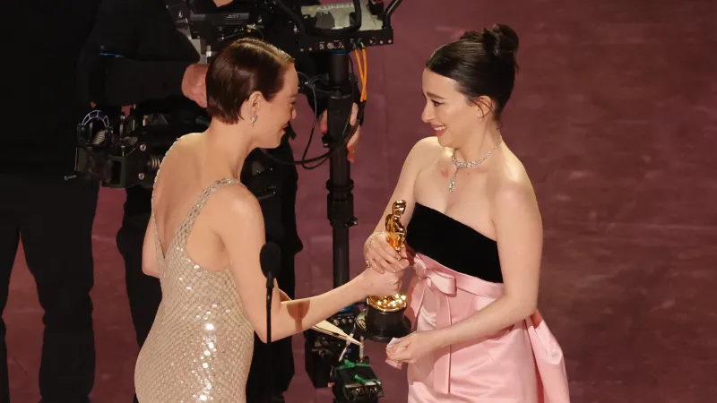 Nejlepší herečka v hlavní roli: Mikey Madisonová (vpravo) přebírá cenu od Emmy Stoneové za film Anora