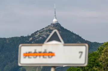 Silnici na Ještěd opravují a je uzavřená, z Liberce se na vrchol dá dostat jen lanovkou nebo pěšky