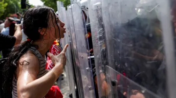 Protest v Tiraně proti plánovanému luxusnímu resortu, který na neobydleném ostrově Sazan plánuje postavit zeť amerického prezidenta Donalda Trumpa Jared Kushner