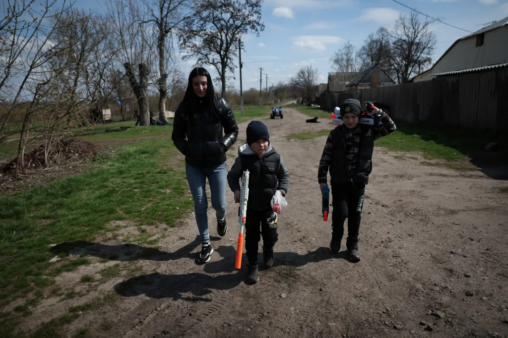 Matka Varvara je nucena činit tvrdá rozhodnutí kvůli dětem, jejichž otec Jurij padl na frontě v roce 2023. Když se boje zostřují, bere je zpět do bytu v nedalekém Charkově, krajském městě. Ale i druhé největší město Ukrajiny je jedním z hlavních terčů útoků a rojů dronů, které ho v noci bombardují, děsí chlapce, říká
