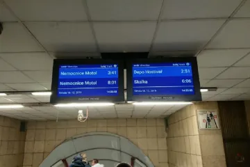 Že metro ujelo, se cestující dozvědí již nad schody. Dopravní podnik testuje informační displeje