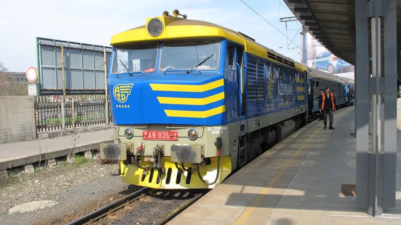 Kromě posilových rychlíků Praha–Tanvald byly posledním rychlíkovým výkonem řady 749 rychlíky Praha–Písek–Budějovice díky své trase přezdívané Švejci. Postupně ale Bardotky vymizely a nahradili je Brejlovci. Letos už nejezdili ani ti, na jejich místo přišly motorové vozy.