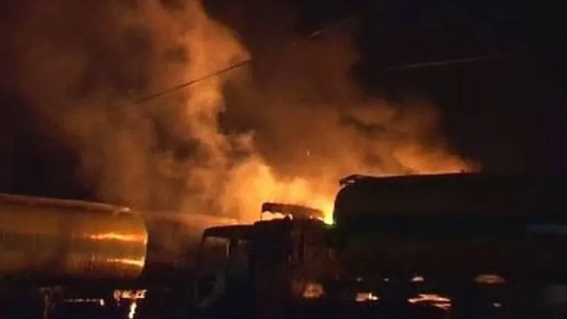 Hořící cisterny s benzínem