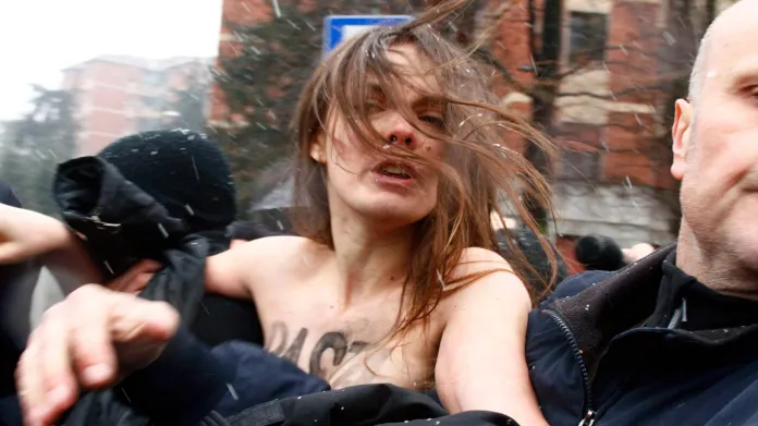 Italská policie odvádí jednu z aktivistek hnutí Femen