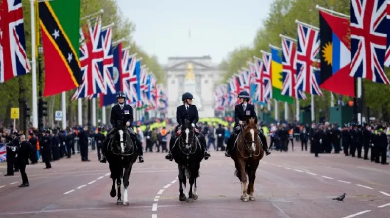 Policisté na koních na londýnské třídě The Mall,  Autor: Jon Super,  Zdroj: Reuters