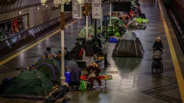 Lidé se schovávají v kyjevském metru před ruskými nálety (17. února 2026)