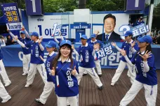Tři prezidenti za den. Chaos v Jižní Koreji mají ukončit volby