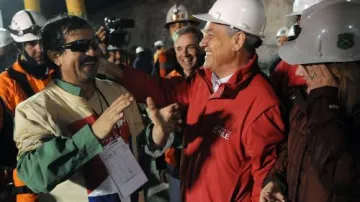 Chilský prezident Sebastian Piñera vítá Juana Illanese na zemském povrchu