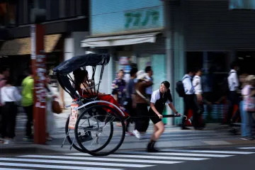 Japonské ženy pracují jako rikši. Tahají až čtvrt tuny a chodí 20 kilometrů denně