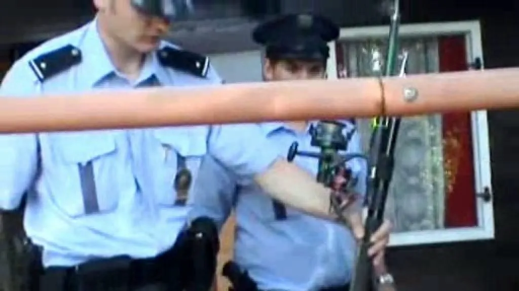 Policisté zabavují prut