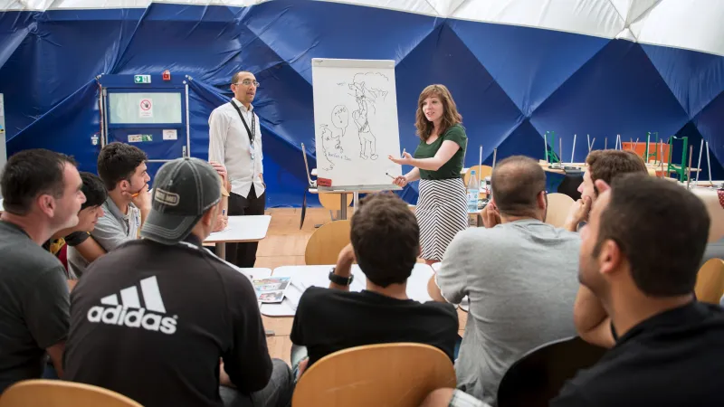 Kurz němčiny v jednom z uprchlických přístřeší