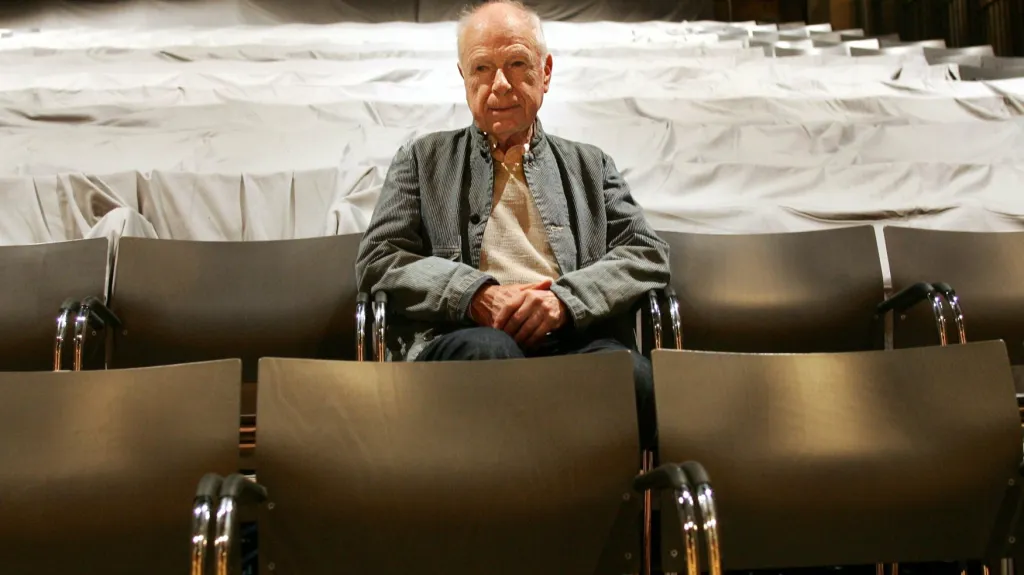 Britský divadelní režisér Peter Brook na snímku z roku 2004