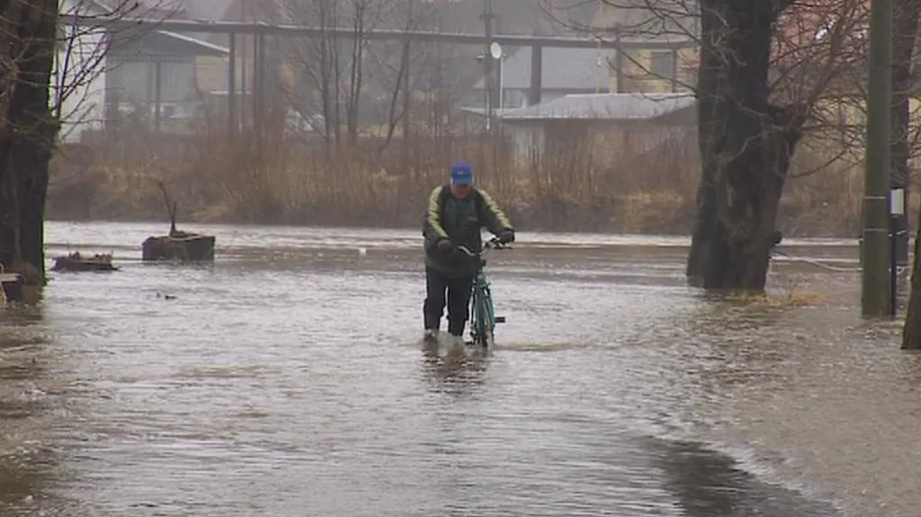 Voda zaplavila některé silnice